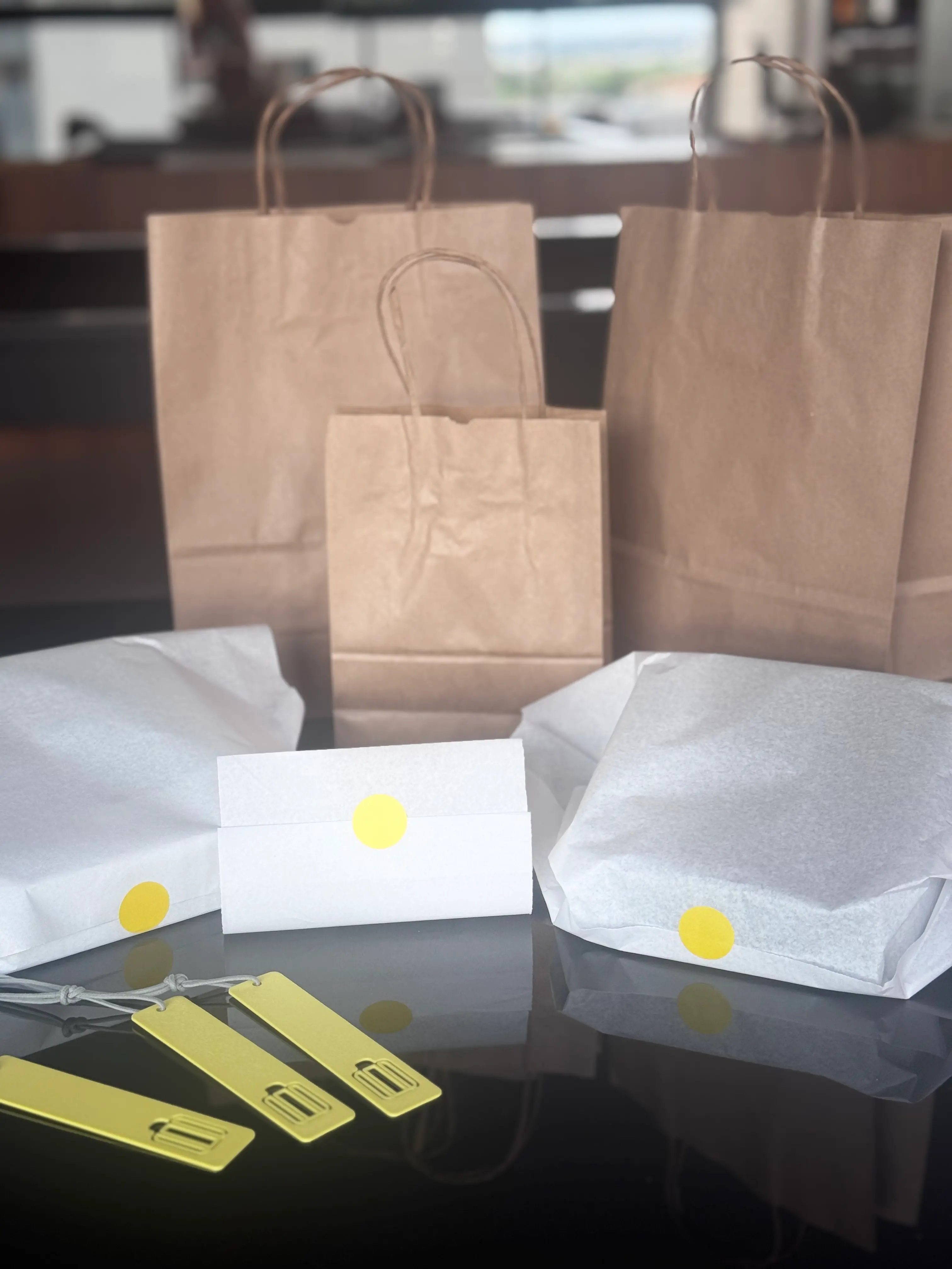 Embalagem Mala Amarela com tag